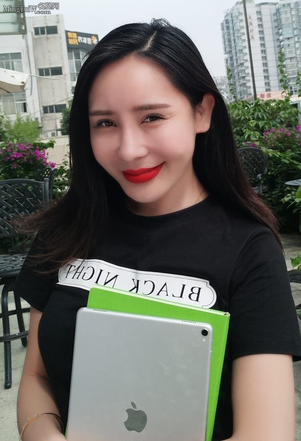 贺冬冬紧身牛仔热裤下的美丽长腿绝对是一级货色(2/4)