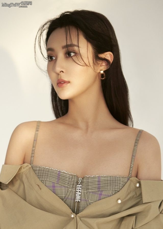 明星甘露拍写真照片 锁骨美肩玉臂靓足都有看头(6/6)