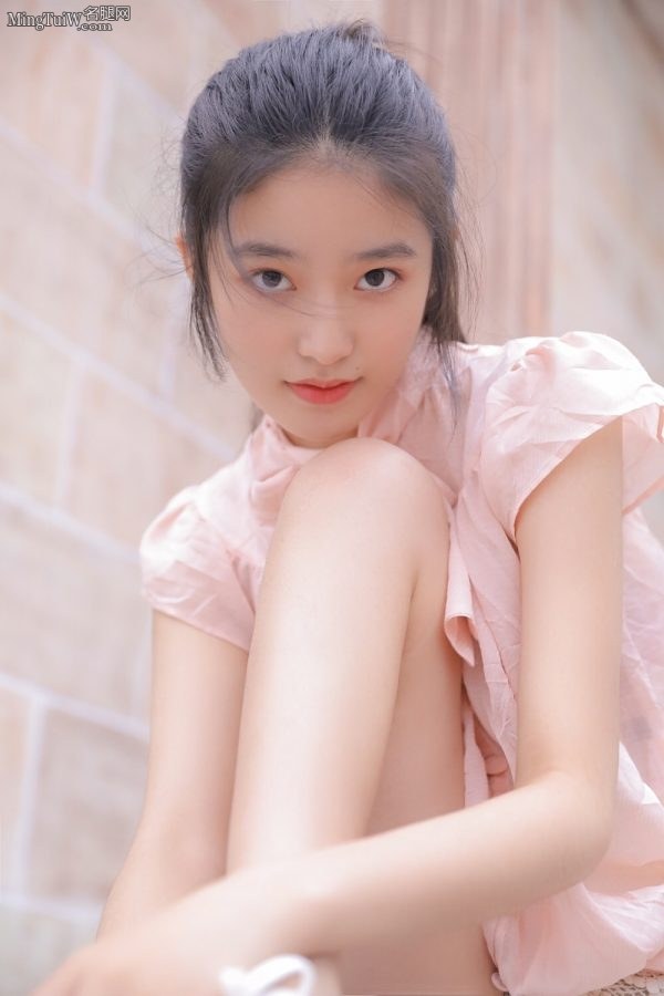 Pink girl Chai Wei has beautiful legs and slender legs(1/4)