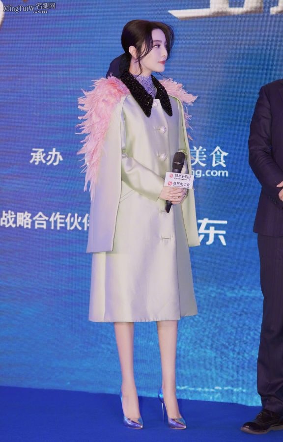 美艳魅惑的女星范冰冰脚踩银色细高跟鞋(1/10)