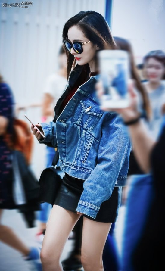 杨幂机场展示仙气十足的细长白腿(7/10)