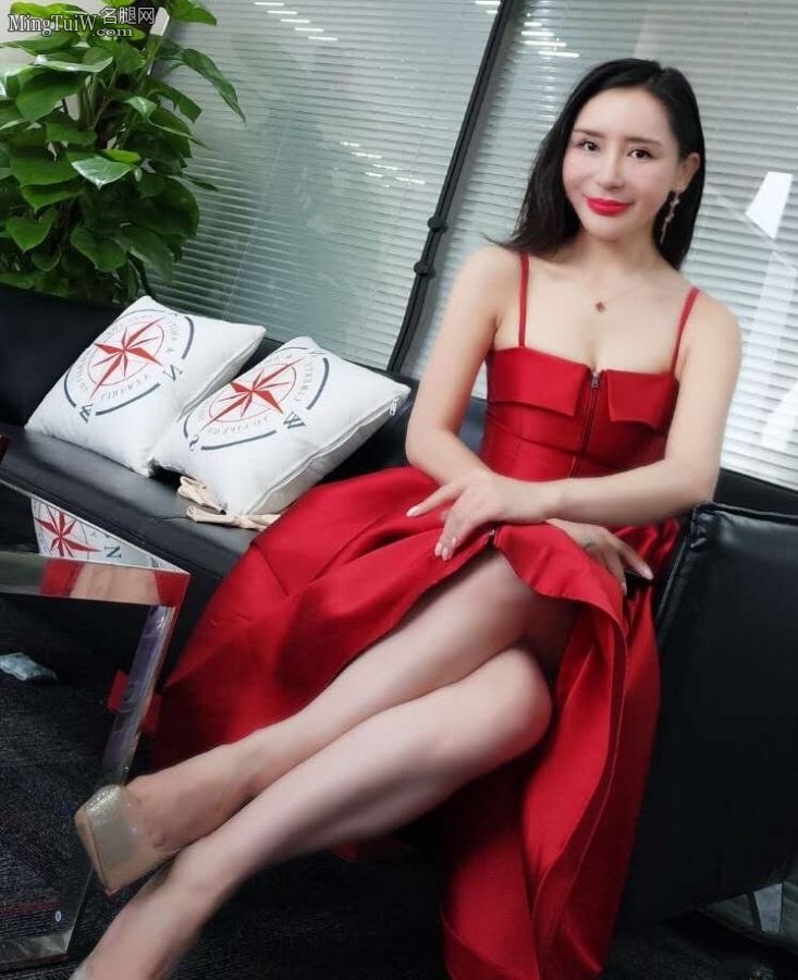 梦泉CEO贺冬冬低胸吊带红裙夹美腿(2/4)