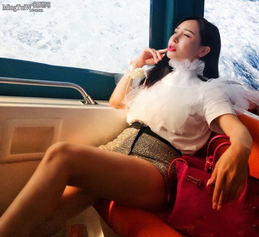 女老总贺冬冬在游艇上展示匀称的大腿(2/3)