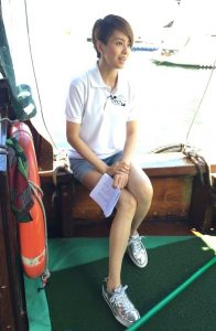 和梁咏琪同船时拍她的牛仔短裤大白腿