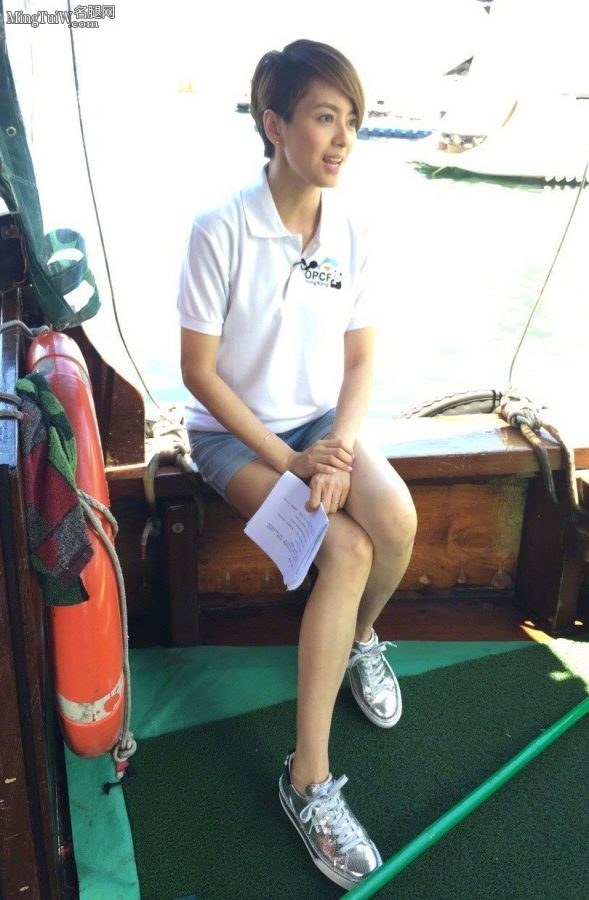 和梁咏琪同船时拍她的牛仔短裤大白腿（第2张/共6张）