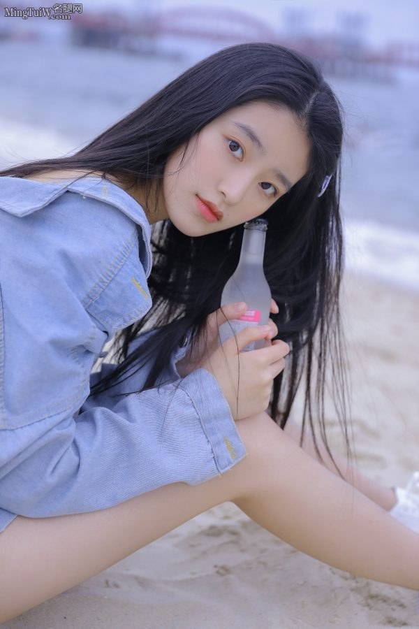 Post-00s beauty Chai Wei sits on the beach and shows off her smooth legs(2/3)