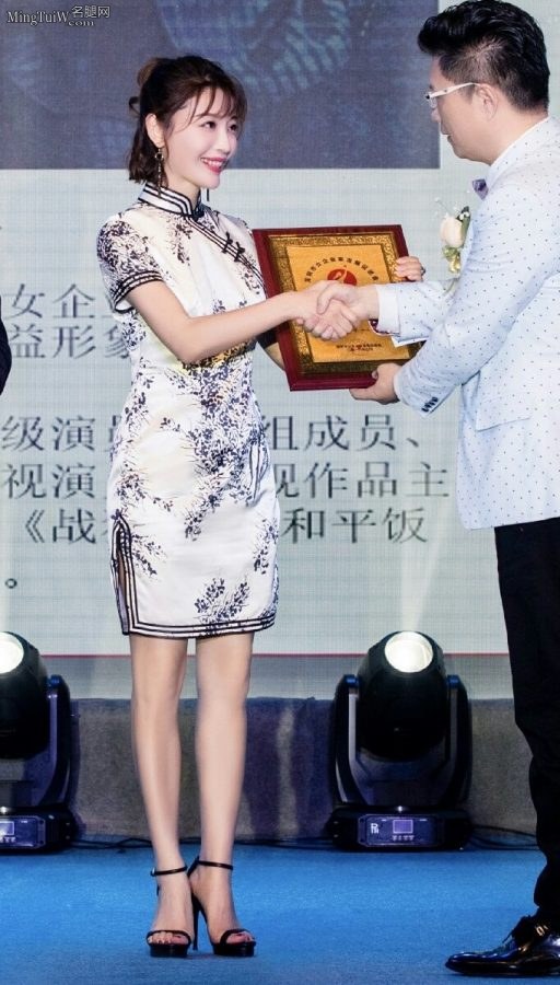 高晓菲身着一条旗袍短裙 苗条的身材光滑的美腿都显示出来了(1/2)
