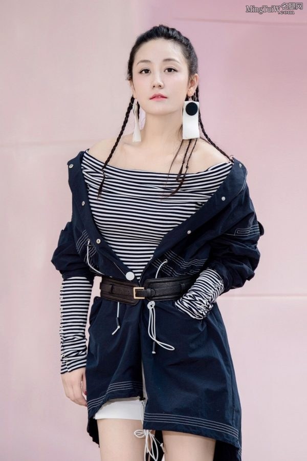 脱俗清丽的美女冯秦川好看的细腿(2/4)