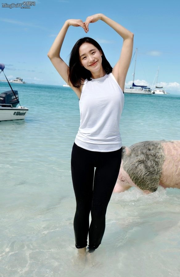 王智穿紧身裤在海边腿长臀翘(4/6)