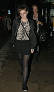 Emma Watson穿厚的黑丝袜外出被记者拍到