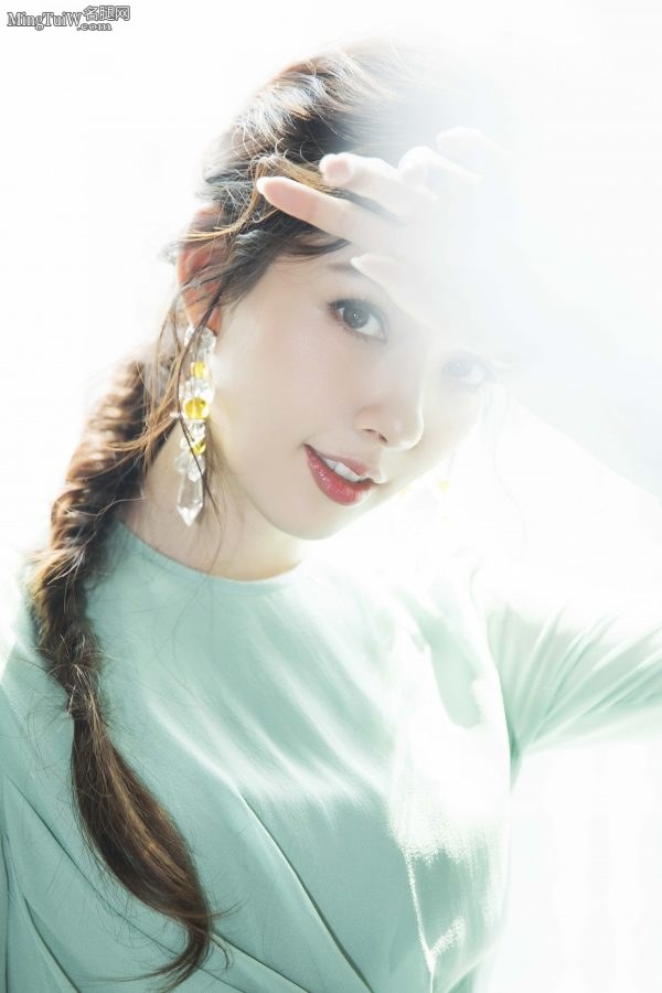 天生丽质的大美女郭碧婷身穿清新绿裙足踩细跟凉鞋(4/6)