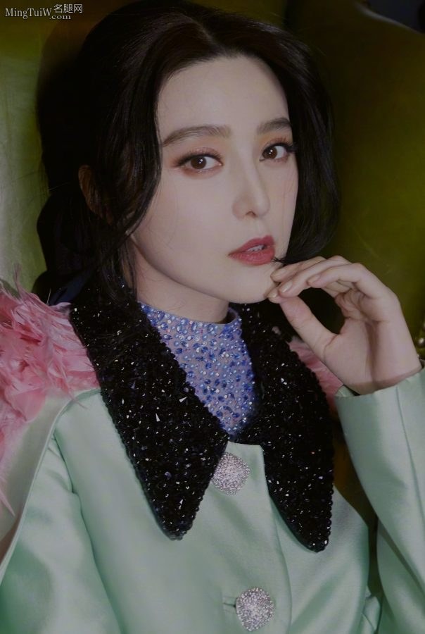 美艳魅惑的女星范冰冰脚踩银色细高跟鞋(6/10)