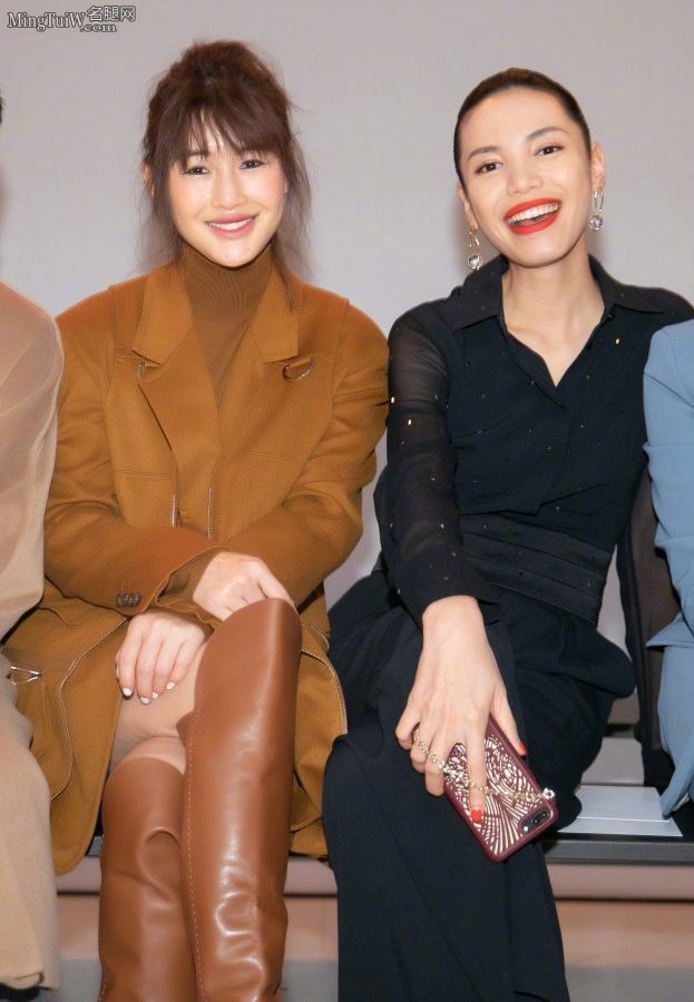 左起：陈燃、时尚主播linda、李小冉前排看秀 最后附上李小冉坐姿换腿小视频(3/10)