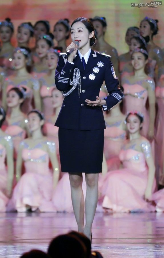 女明星韩雪化身绝美的女警花登台献唱(11/12)