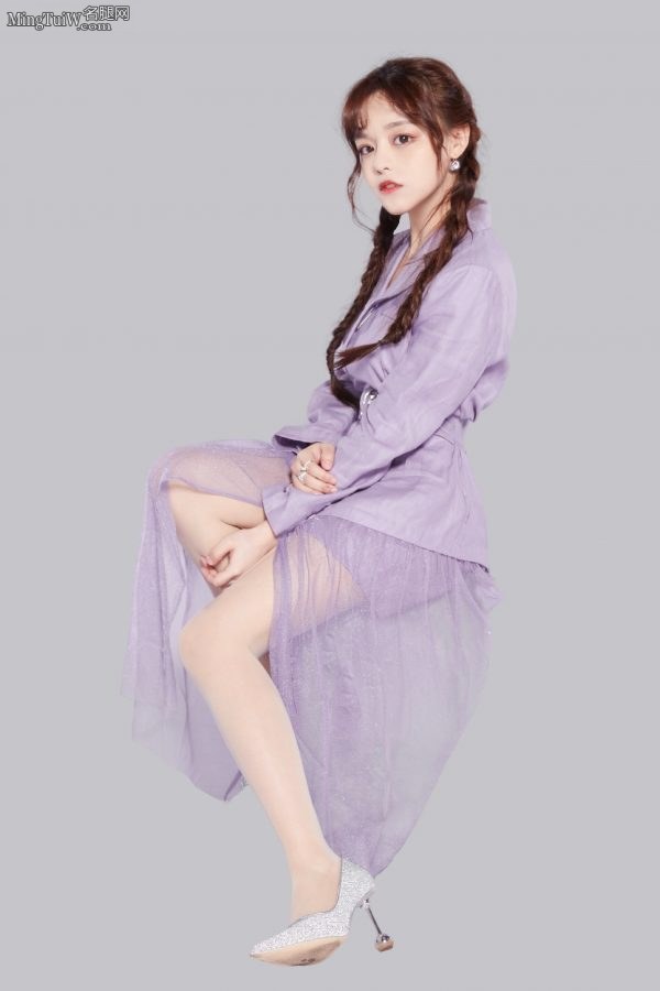 古灵精怪的美少女黄霄云穿肉丝袜配细高跟给她点赞(1/4)