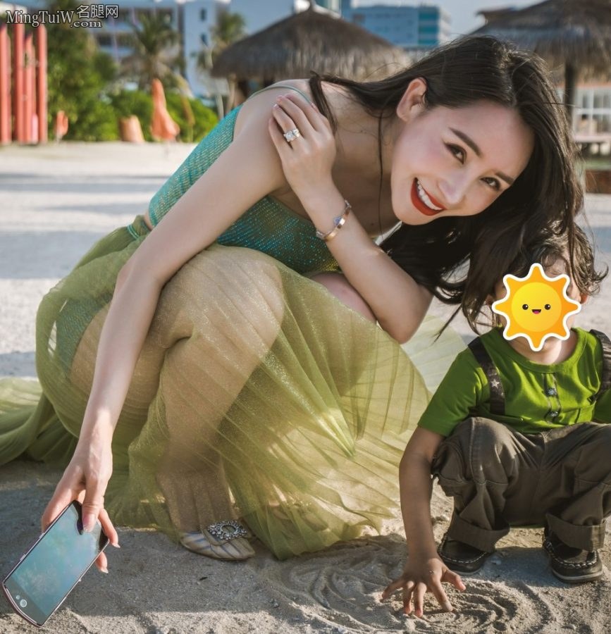 贺冬冬为杂志拍写真 透明纱裙里美腿引人注目(3/3)