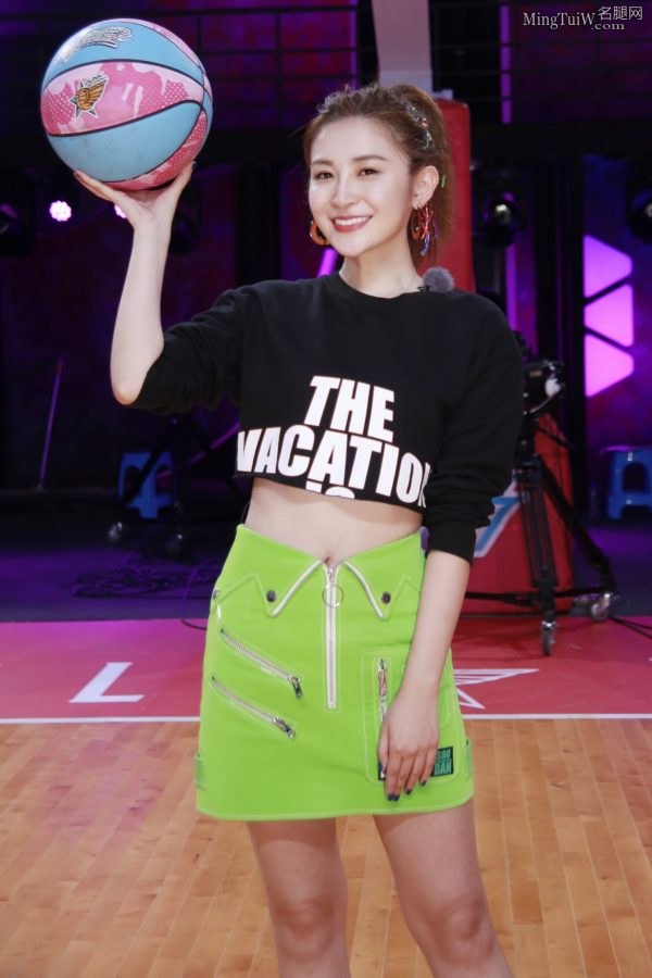 Basketball variety show host Wang Cong wore sports cotton socks on his slender legs(3/5)
