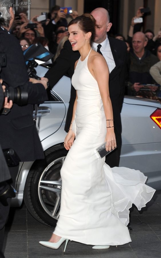 Hermione Emma Watson shows off her youthful legs in a high-slit backless dress(17/28)