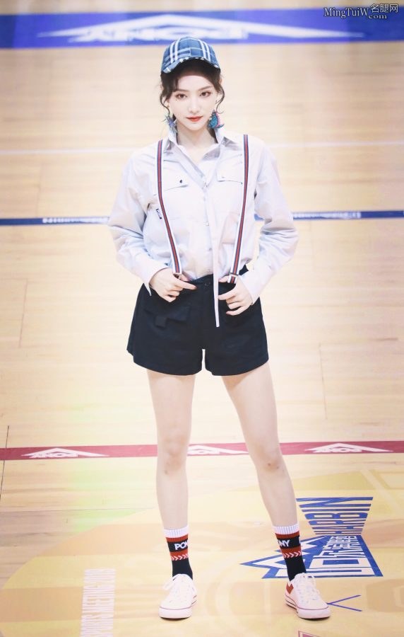 高颜值美少女许佳琪穿背带短裤秀美腿(1/5)