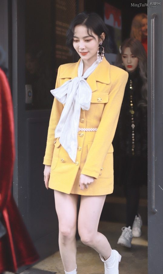 SNH48 Xu Jiaqi's snow-white thighs(1/3)