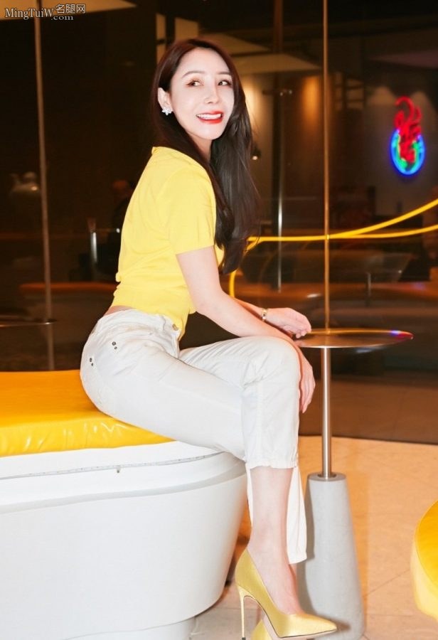 He Dongdong wears tight pants and stilettos to show off her tight buttocks(1/3)