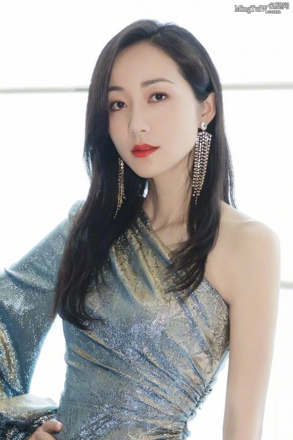 高贵气质韩雪现在特别爱秀美腿 真乃一大幸事(4/10)