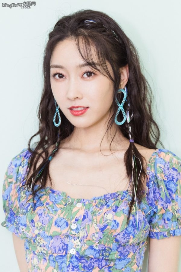 女星宣璐短裙美腿写真靓丽可爱(7/8)