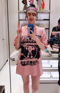 小姐姐甘露T恤下的腿也太好了