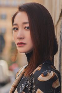 左起：陈燃、时尚主播linda、李小冉前排看秀 最后附上李小冉坐姿换腿小视频