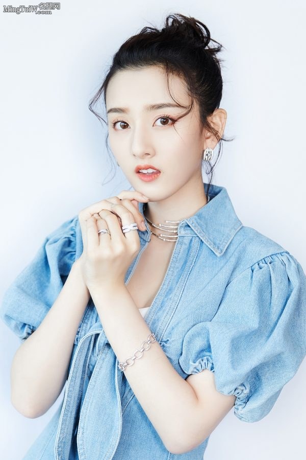 正青春的宋祖儿牛仔裙美腿脚丫穿透明凉高跟(7/8)