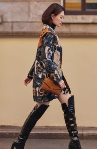 左起：陈燃、时尚主播linda、李小冉前排看秀 最后附上李小冉坐姿换腿小视频