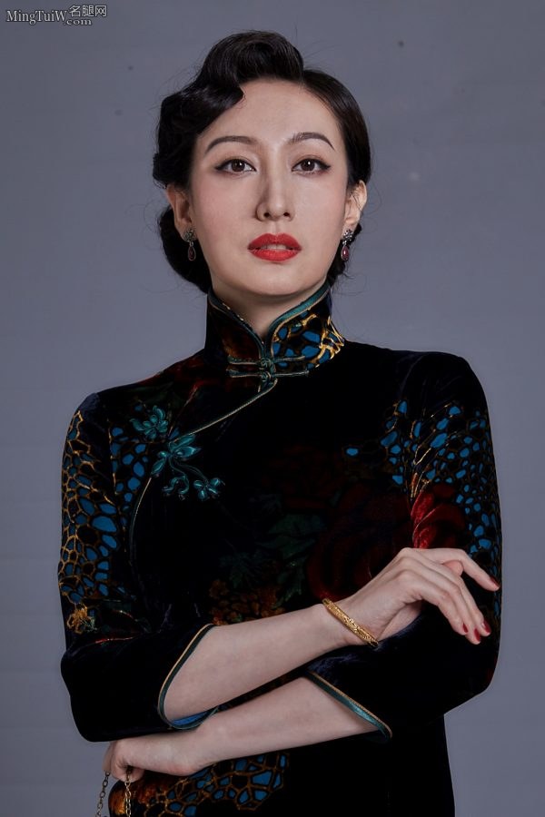 董维嘉饰演《汪苏苏》旗袍高跟演绎东方魅力(6/6)