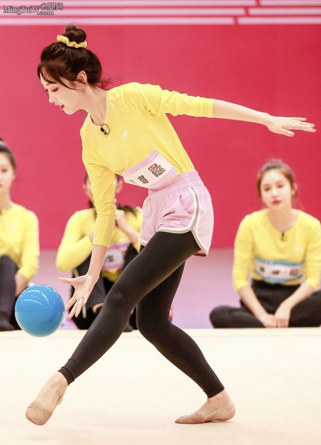 宣璐排练艺术体操腿穿黑色紧身裤(4/5)