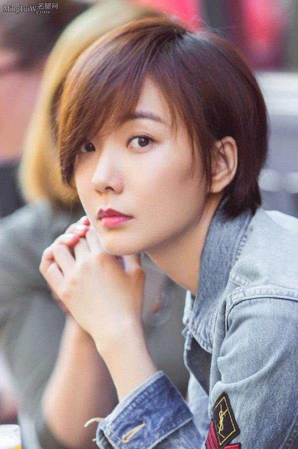 Miss Wang Luodan wears denim hot pants to highlight her tight and petite buttocks(5/5)