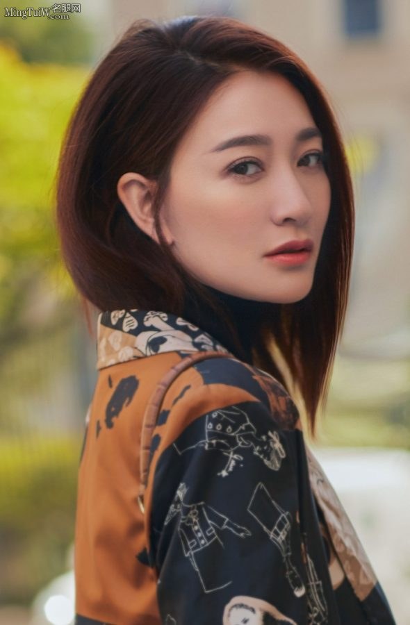 左起：陈燃、时尚主播linda、李小冉前排看秀 最后附上李小冉坐姿换腿小视频(9/10)
