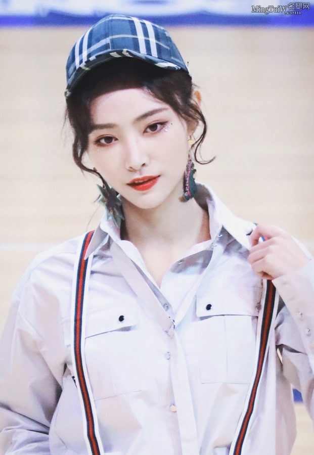 高颜值美少女许佳琪穿背带短裤秀美腿(4/5)