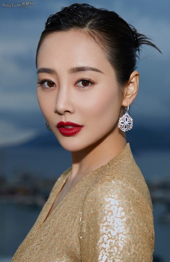 女星李纯穿金色开叉露腿礼服走红毯 气质高雅红唇迷人(3/4)
