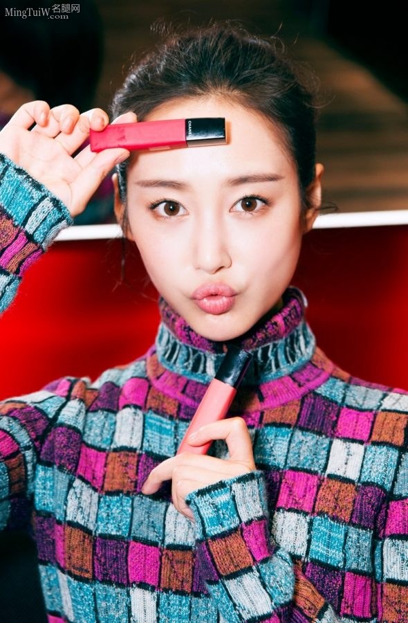 美女明星李纯身穿牛仔裤脚踩细高跟鞋(2/3)