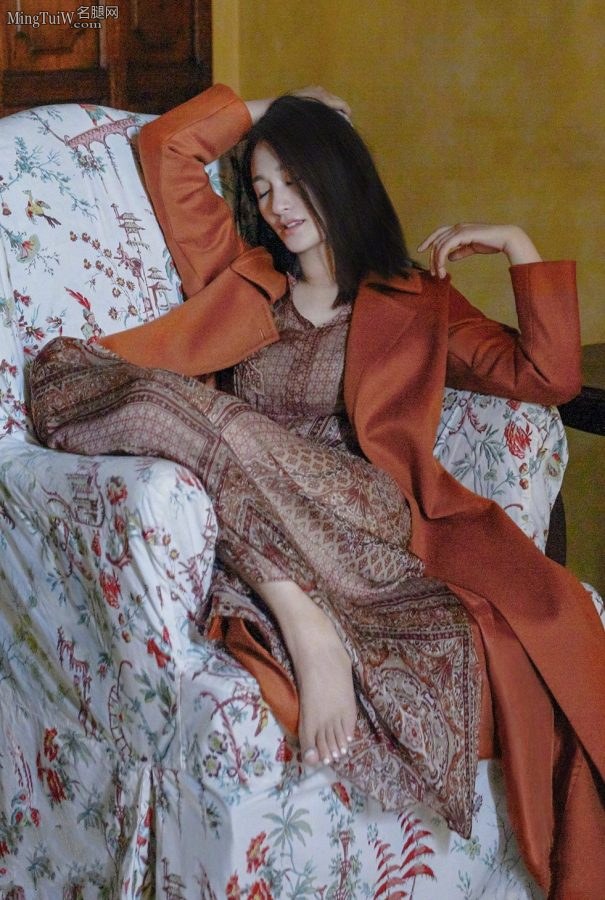李小冉杂志写真里白皙的美足(1/4)
