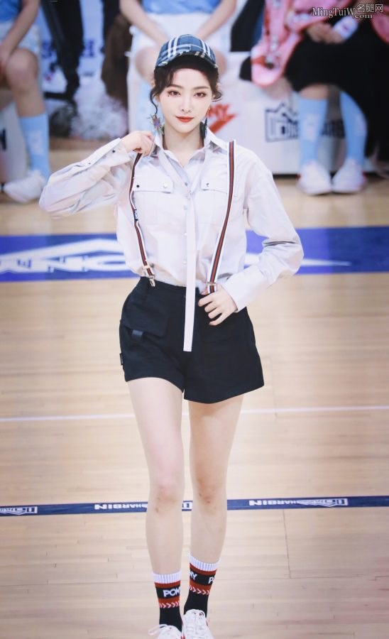 高颜值美少女许佳琪穿背带短裤秀美腿(3/5)