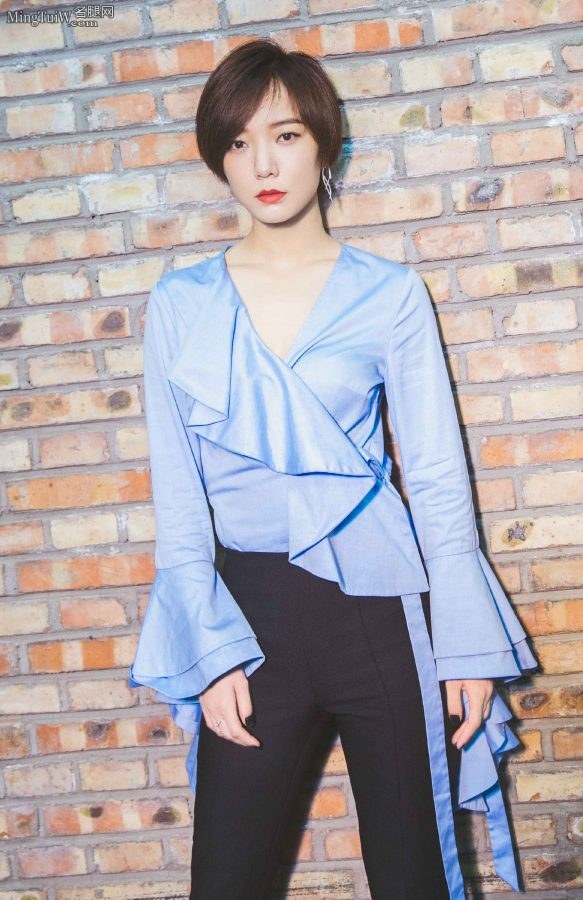 短发女星王珞丹帅酷清新气质，脚上穿了Jimmy Choo名牌高跟鞋(4/4)