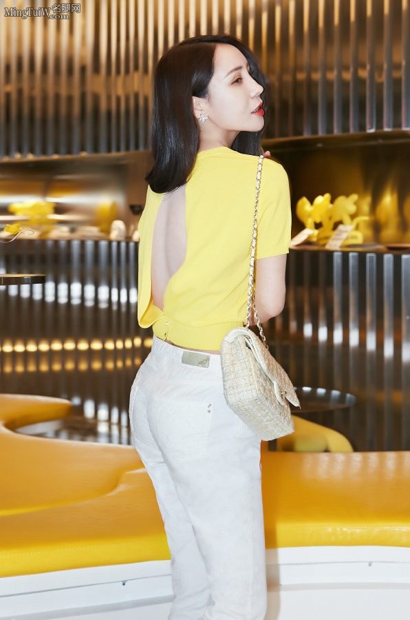 He Dongdong wears tight pants and stilettos to show off her tight buttocks(3/3)