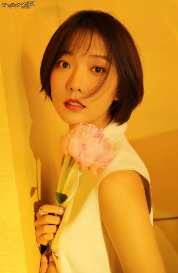 女明星王珞丹脚上穿的乳白色尖头高跟想收藏(3/4)