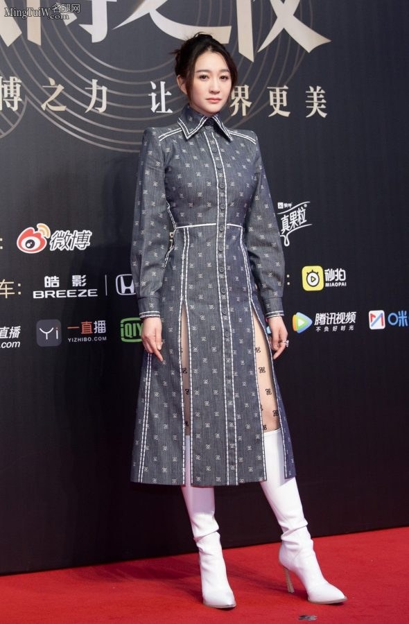 李小冉气质飒爽腿穿印花丝袜配白色细跟皮靴(1/8)