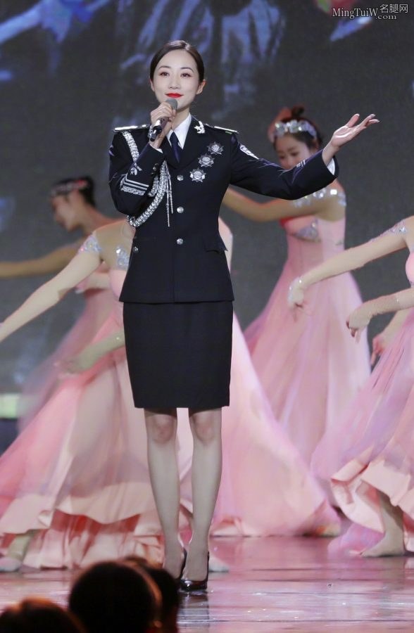 女明星韩雪化身绝美的女警花登台献唱(5/12)