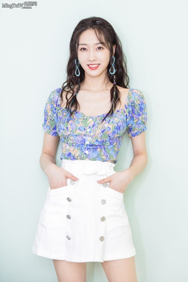 女星宣璐短裙美腿写真靓丽可爱(8/8)