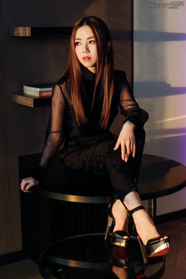 不到1米6的女明星邓紫棋穿红底恨天高拍写真(2/3)