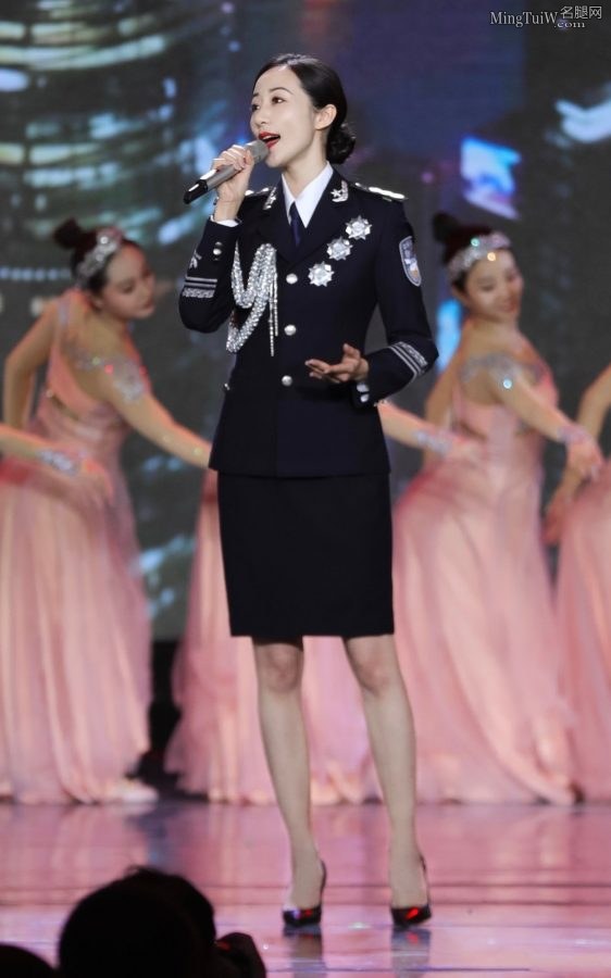 女明星韩雪化身绝美的女警花登台献唱(7/12)