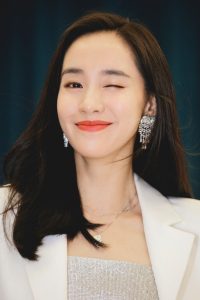笑容纯美的女星王智长腿线条优美
