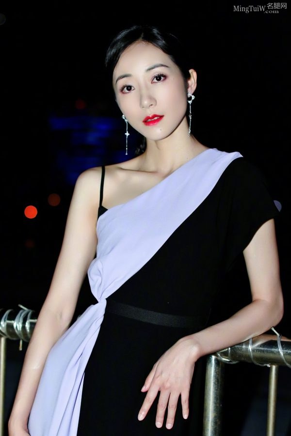 韩雪穿双拼色美裙脚踩高跟鞋红唇迷人(6/7)